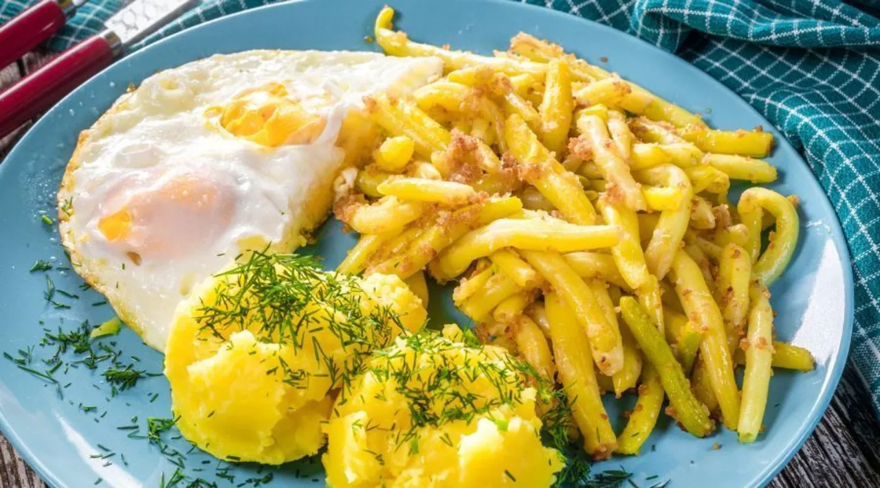 fasolka szparagowa z jajkiem sadzonym i młodymi ziemniakami