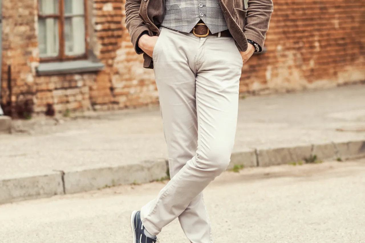 Męskie stylizacje z białymi spodniami