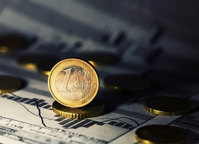 różne formy pieniędzy gotówka czeki złoto karty