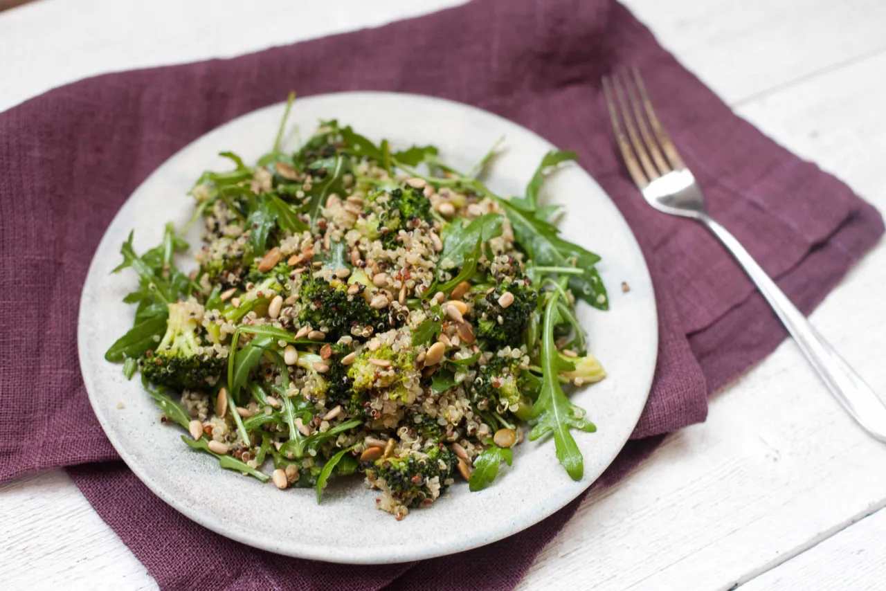 sałatka z pieczonym brokułem i kaszą quinoa