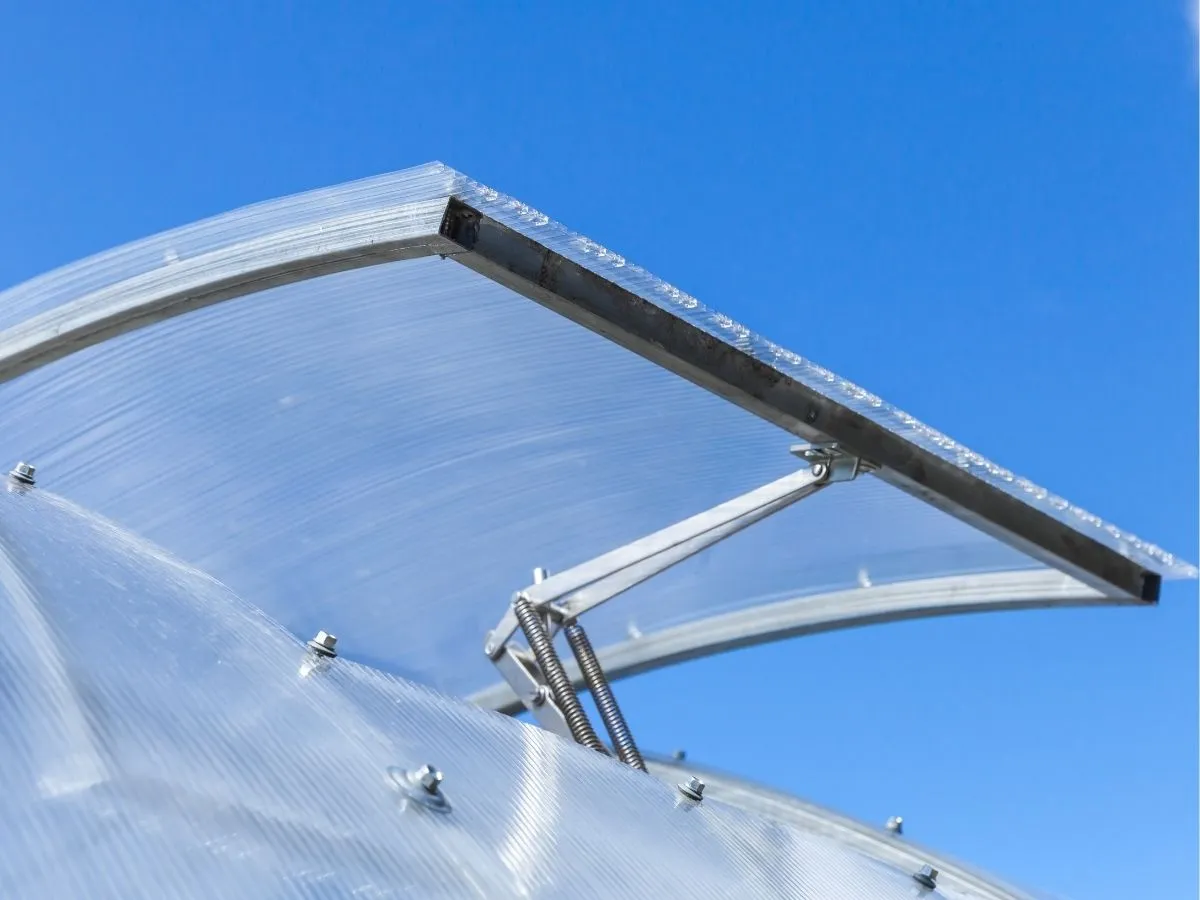 Poliwęglan bezbarwny a mleczny w szklarni por&oacute;wnanie