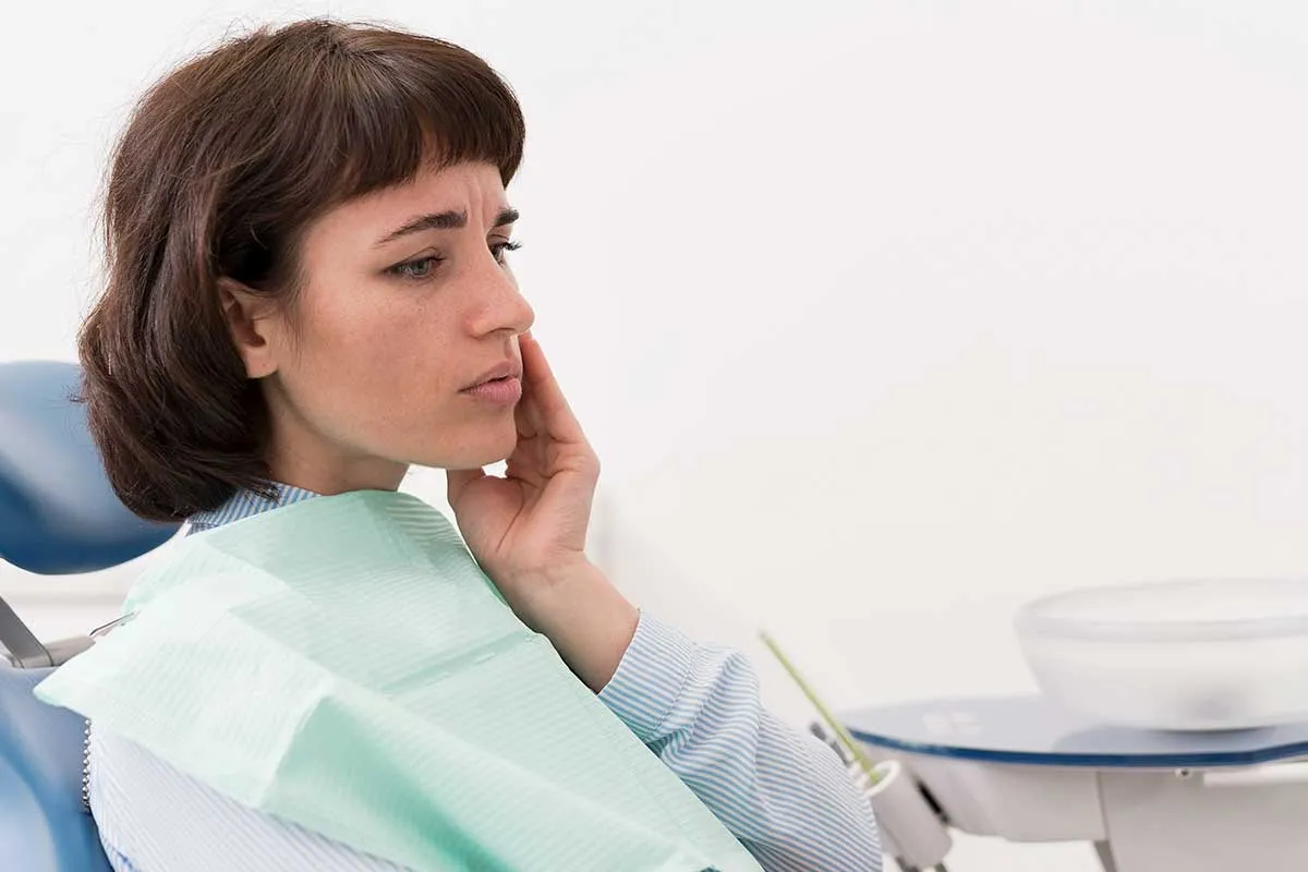 osoba z b&oacute;lem zęba w niedzielę