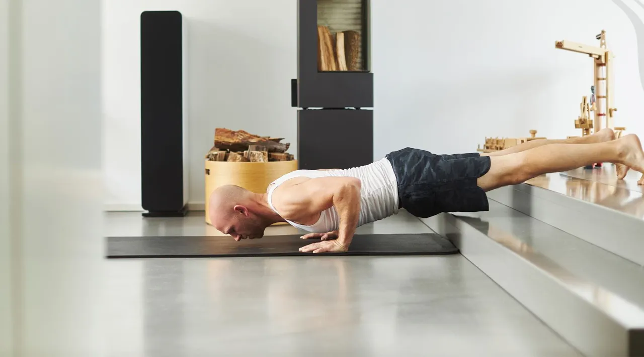 Osoba ćwicząca kalistenikę w domu