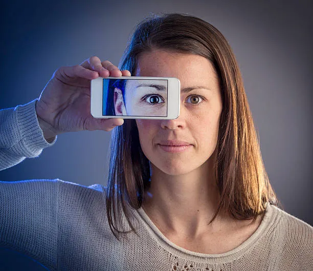 Fotografowanie oka aparatem z obiektywem makro i lampą błyskową