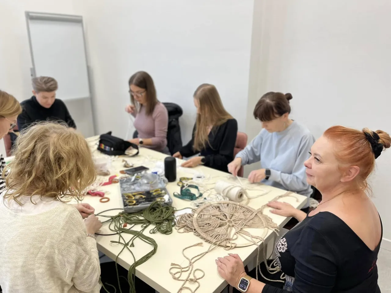 kobieta relaksująca się przy rękodziele