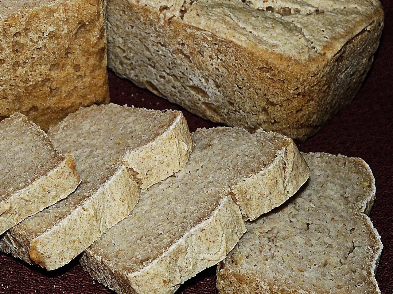 Chleb ryżowy bezglutenowy przepis: kromki pysznego, domowego chleba ryżowego bez glutenu, idealne na śniadanie.