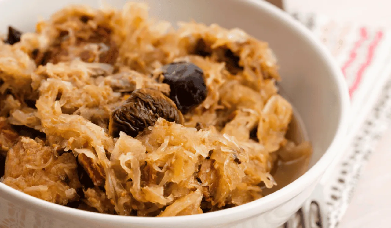 Miseczka bigosu z suszonymi śliwkami. Czy kapustę można mrozić? Tak, bigos świetnie nadaje się do mrożenia.