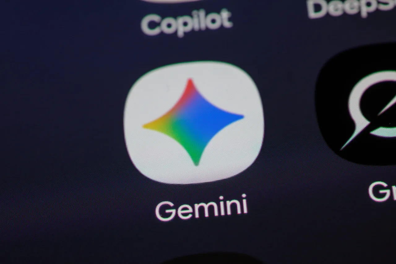 Ikona Gemini z tęczowym symbolem. Szukasz informacji, jak wyłączyć AI w Google na telefonie?