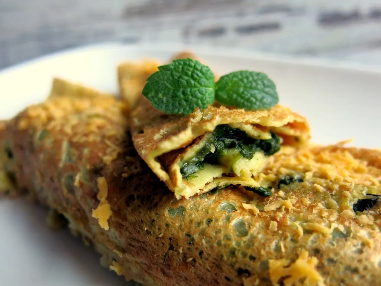 idealne naleśniki z bryndzą na talerzu, tradycyjne podanie