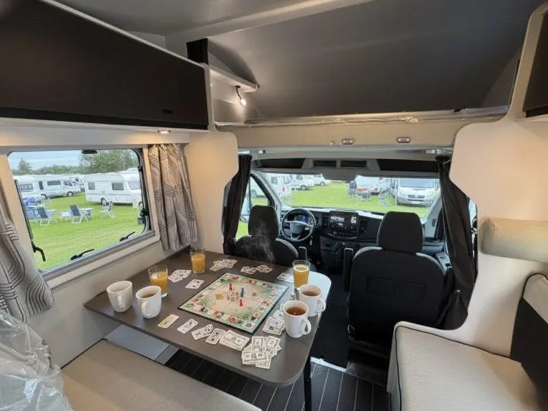 nowy kamper w salonie