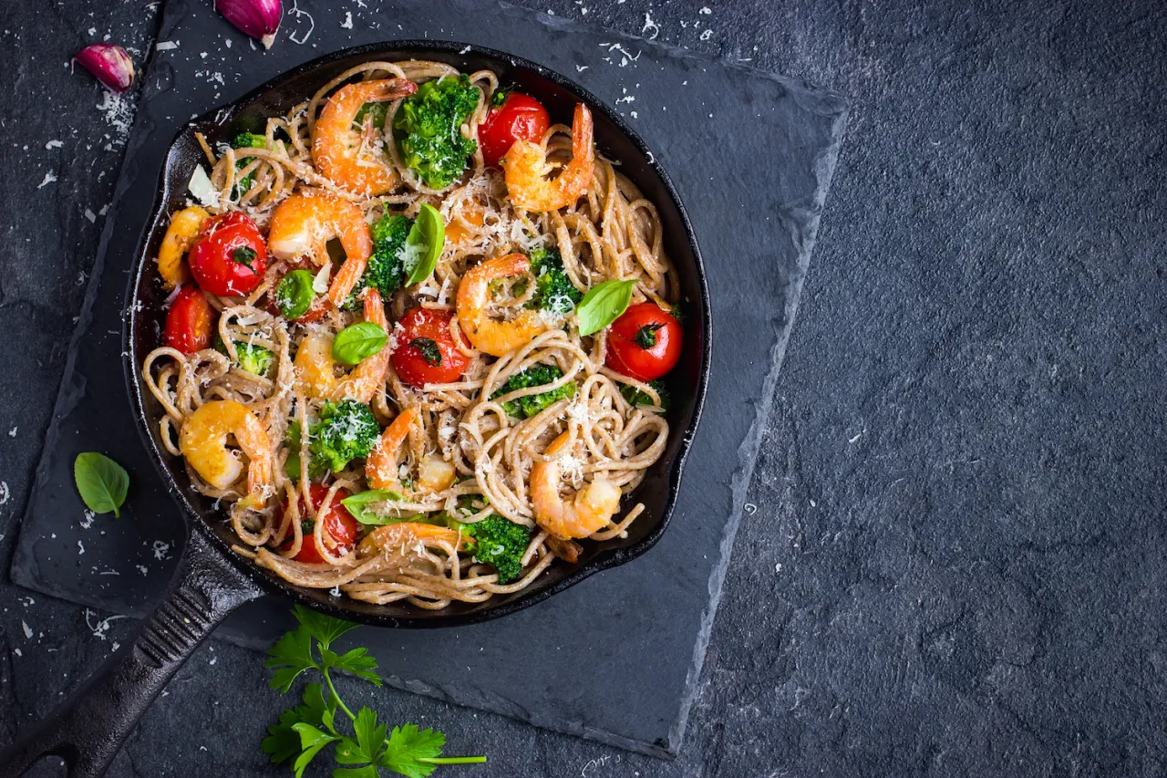 Makaron z krewetkami, brokułami i pomidorkami koktajlowymi. Idealne danie, by zastanowić się, co ugotować na randkę.