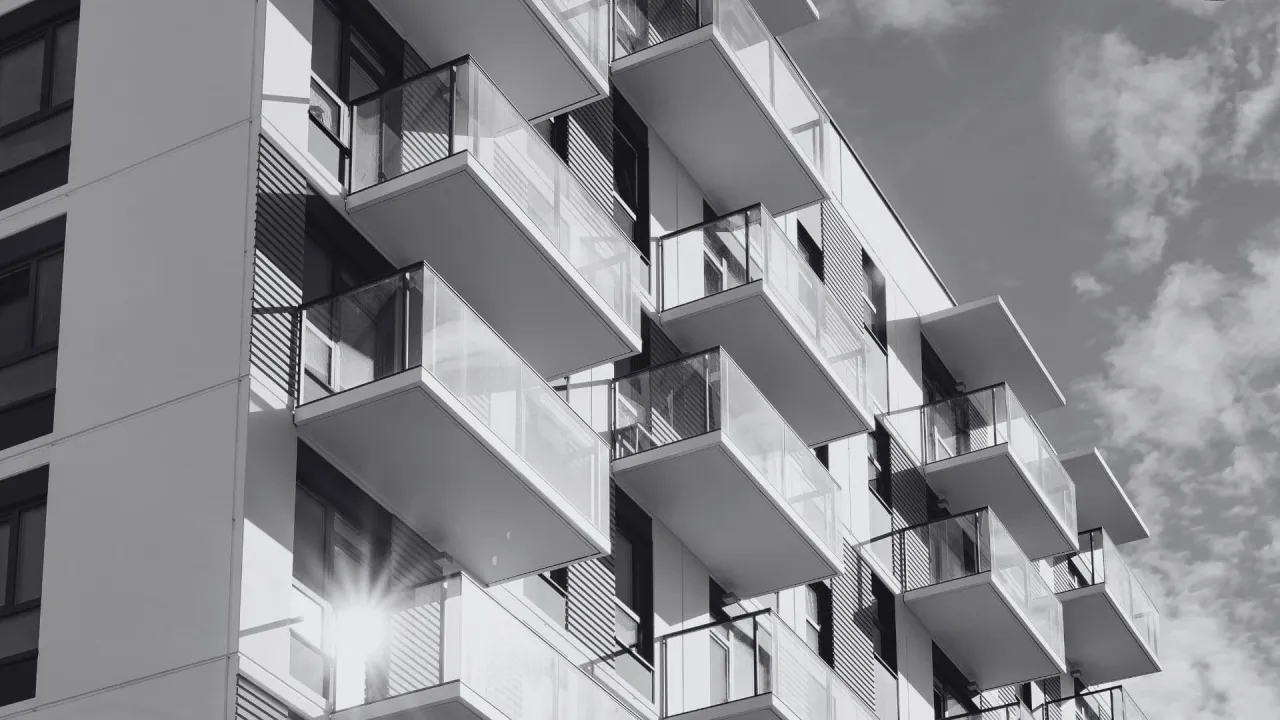 Nowoczesny budynek z balkonami. Dowiedz się, jak dostać mieszkanie od spółdzielni, by zamieszkać w takim miejscu.
