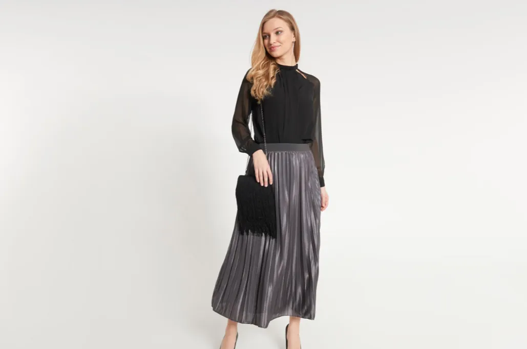 Eleganckie bluzki do plisowanej sp&oacute;dnicy na wiecz&oacute;r