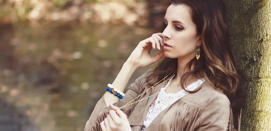 Stylizacje z naszyjnikiem z pi&oacute;rkiem boho