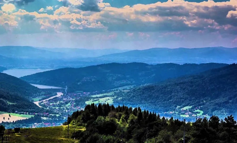 panoramiczny widok z Góry Żar na Jezioro Międzybrodzkie i Beskidy