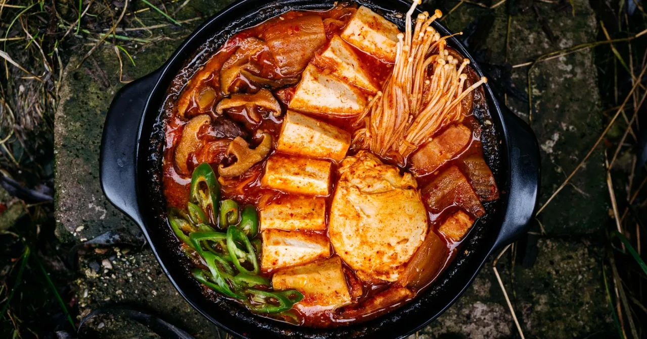 dania z kimchi, kimchi jjigae, pierogi z kimchi