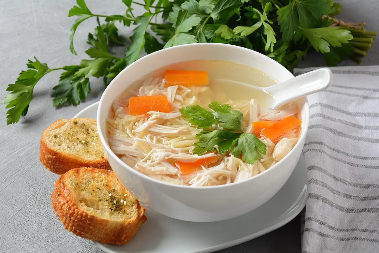 Tradycyjny polski obiad niedzielny ros&oacute;ł schabowy