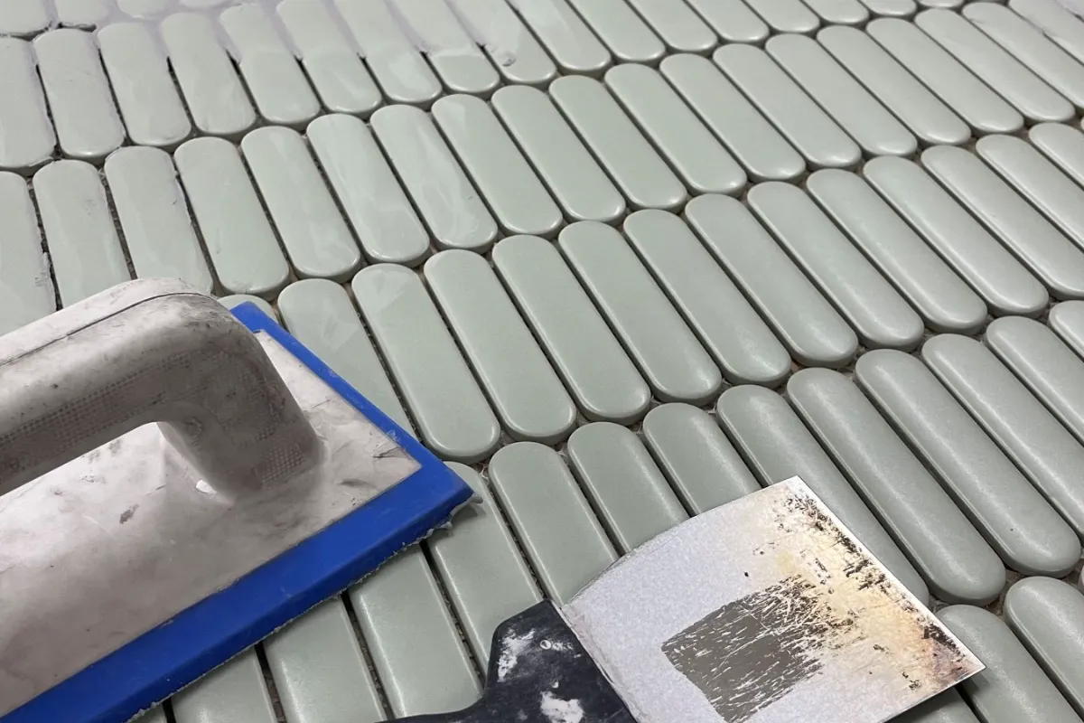 Układanie płytek ściennych od drugiego rzędu z łatą startową