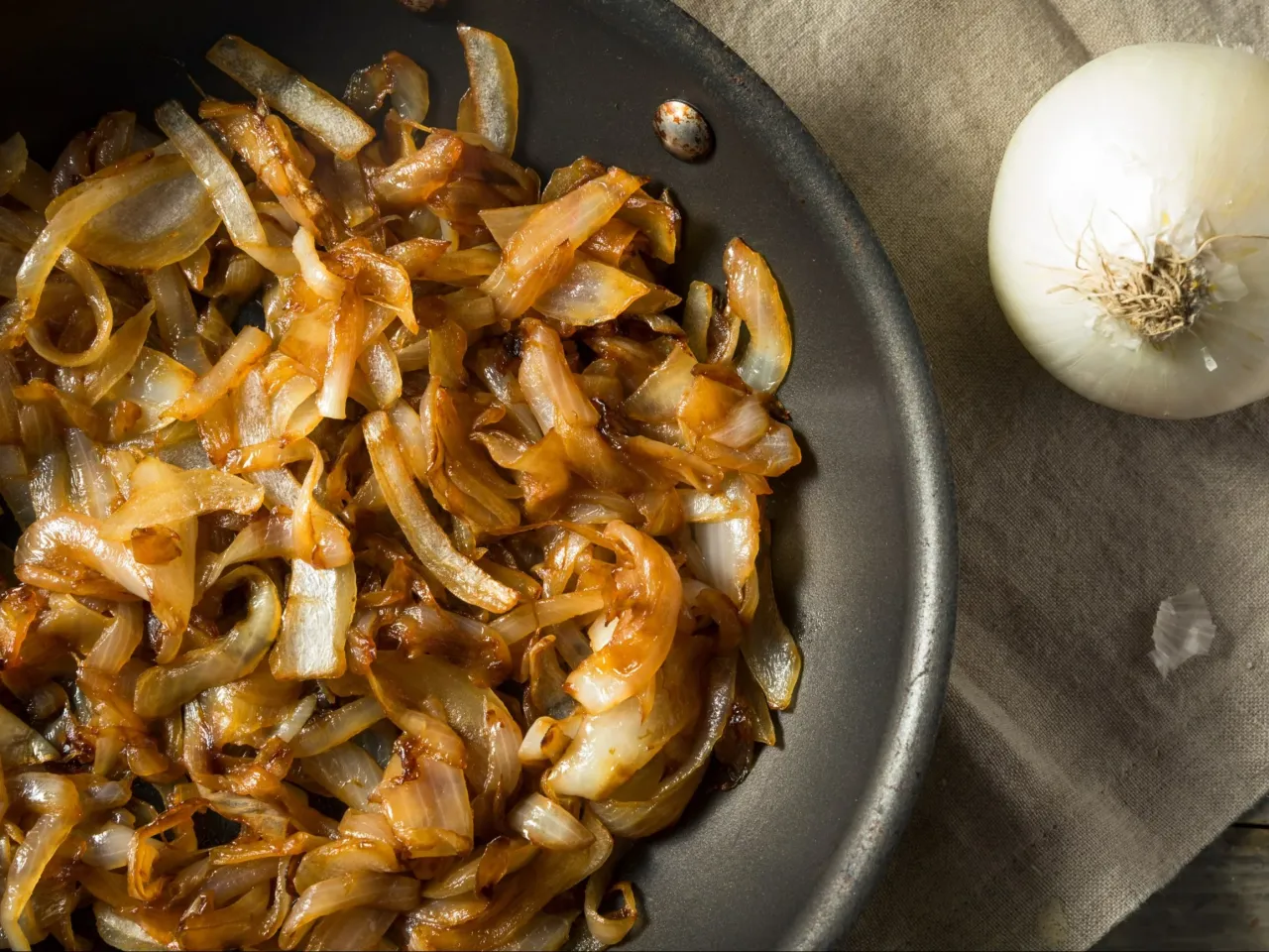 karmelizowana cebula etapy smażenia