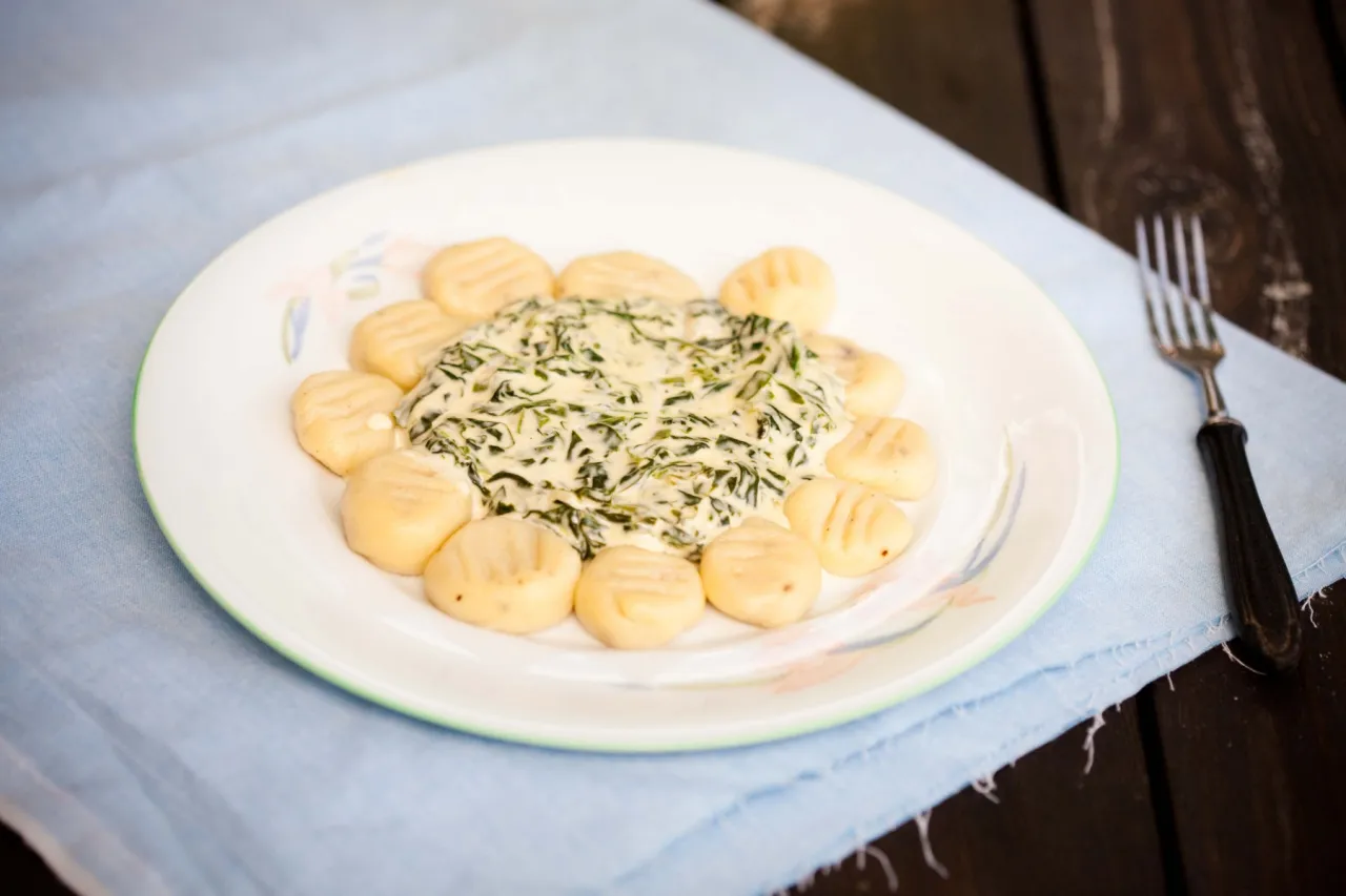 gnocchi na talerzu z sosem