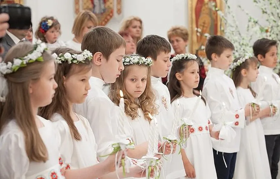 dzieci przygotowujące się do pierwszej komunii świętej