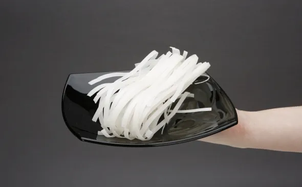 odmierzanie suchego makaronu ryżowego na wadze kuchennej