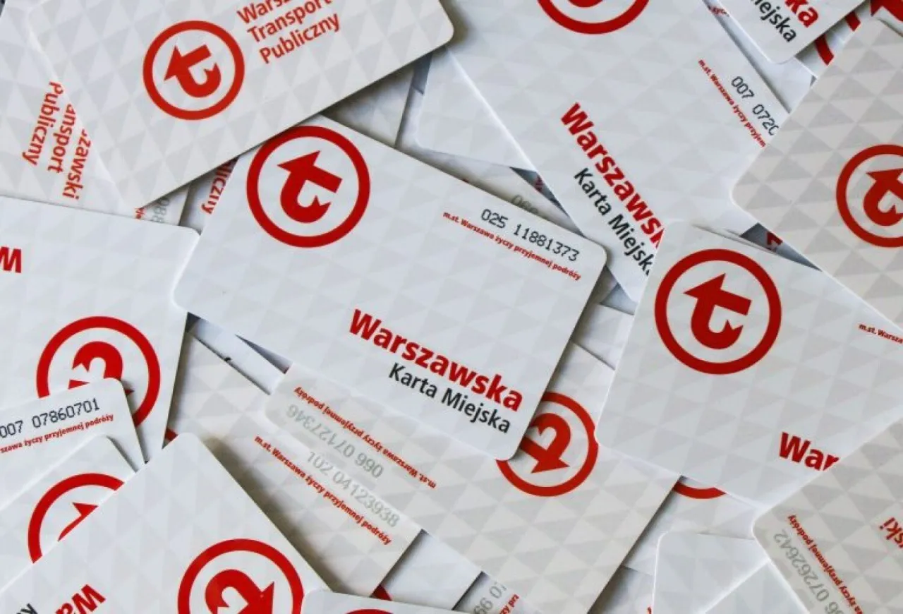 Warszawska Karta Miejska, idealna dla seniorów, ułatwia podróżowanie po stolicy.