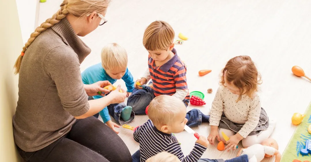 rodzic rozmawia z opiekunką w żłobku