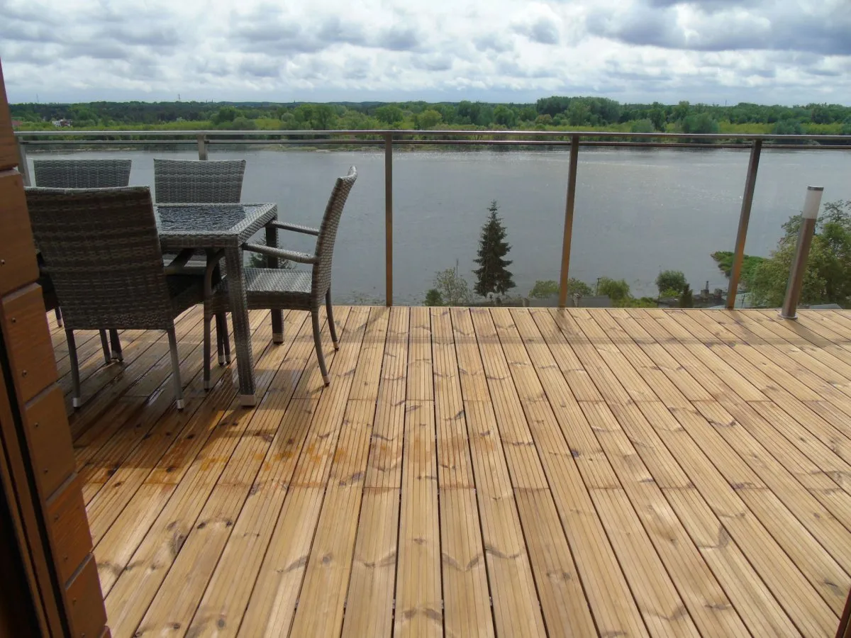 Nowoczesny taras z różnymi nawierzchniami