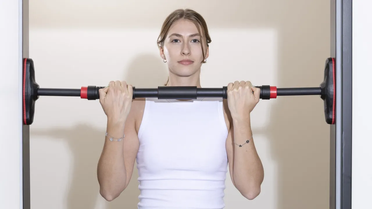 Klimmzugstange Türrahmen und Widerstandsbänder