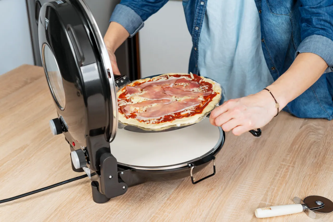 Piekarnik domowy z pizzą w środku