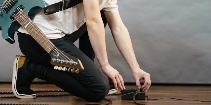 początkujący gitarzysta basowy i elektryczny