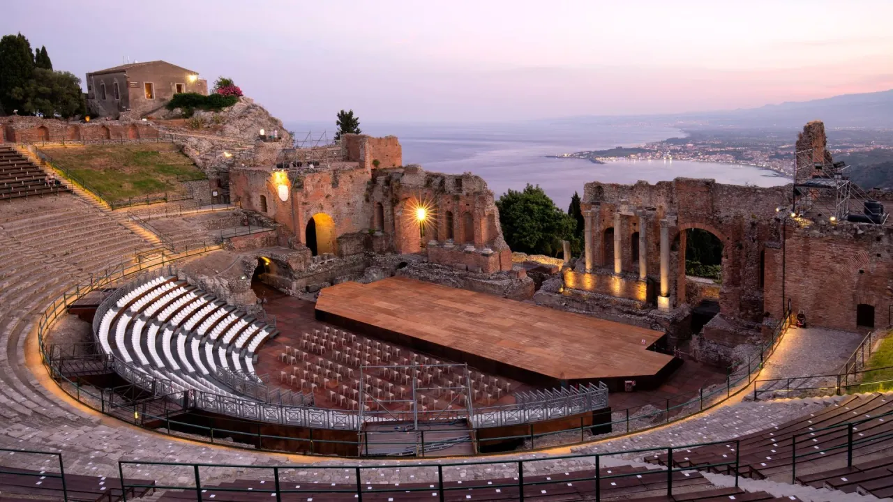Starożytny teatr grecki z widokiem na morze. Tu, gdzie kiedyś wprowadzono trzeciego aktora, dziś podziwiamy ruiny i morze.