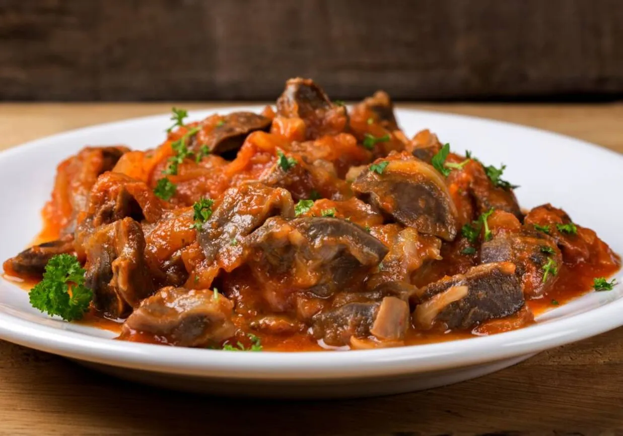 gulasz z serc i żołądk&oacute;w z grzybami