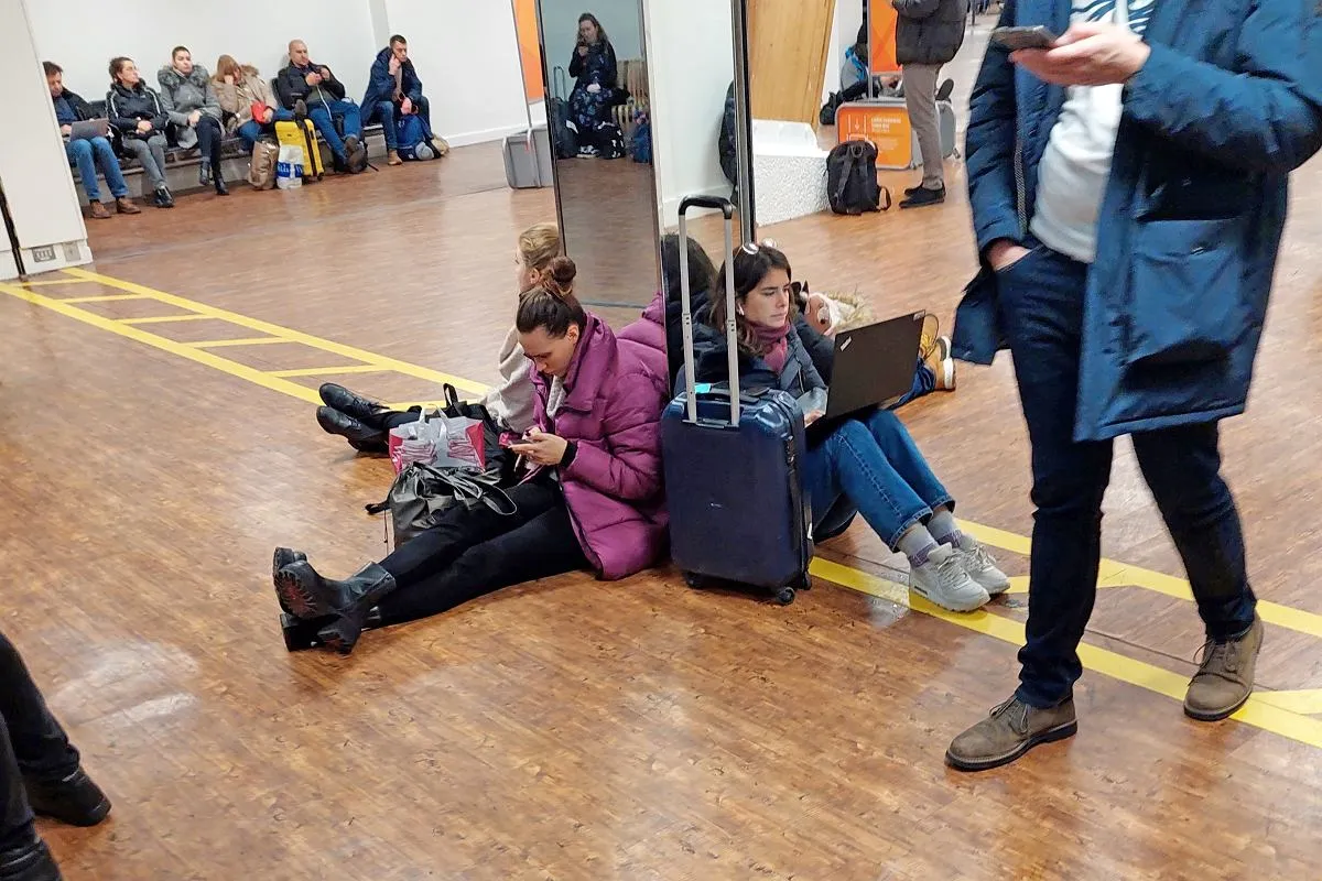 opóźniony lot lotnisko pasażerowie oczekujący