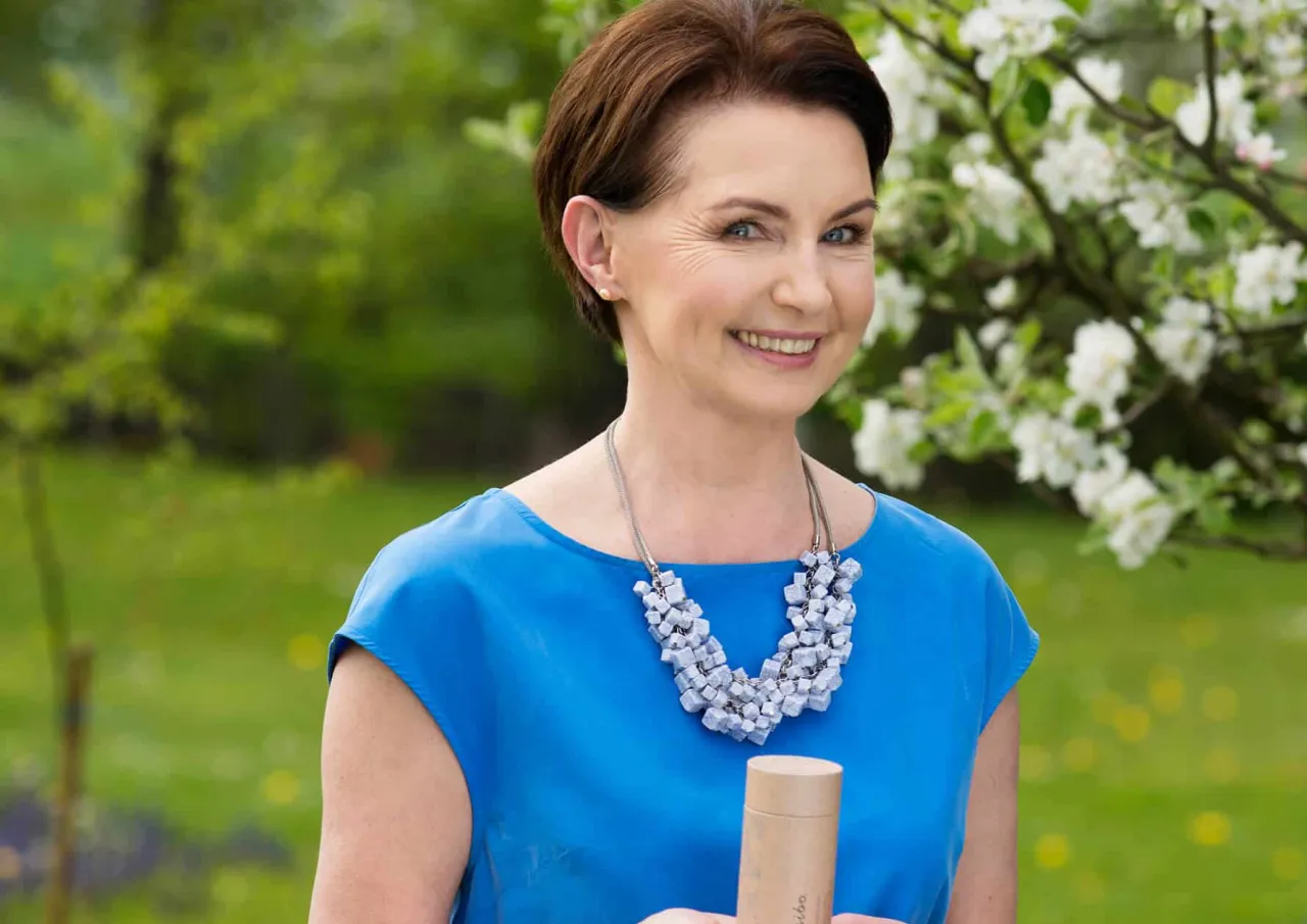 Zbliżenie na twarz kobiety z widocznymi, ale subtelnymi zmarszczkami, podkreślające naturalność i akceptację