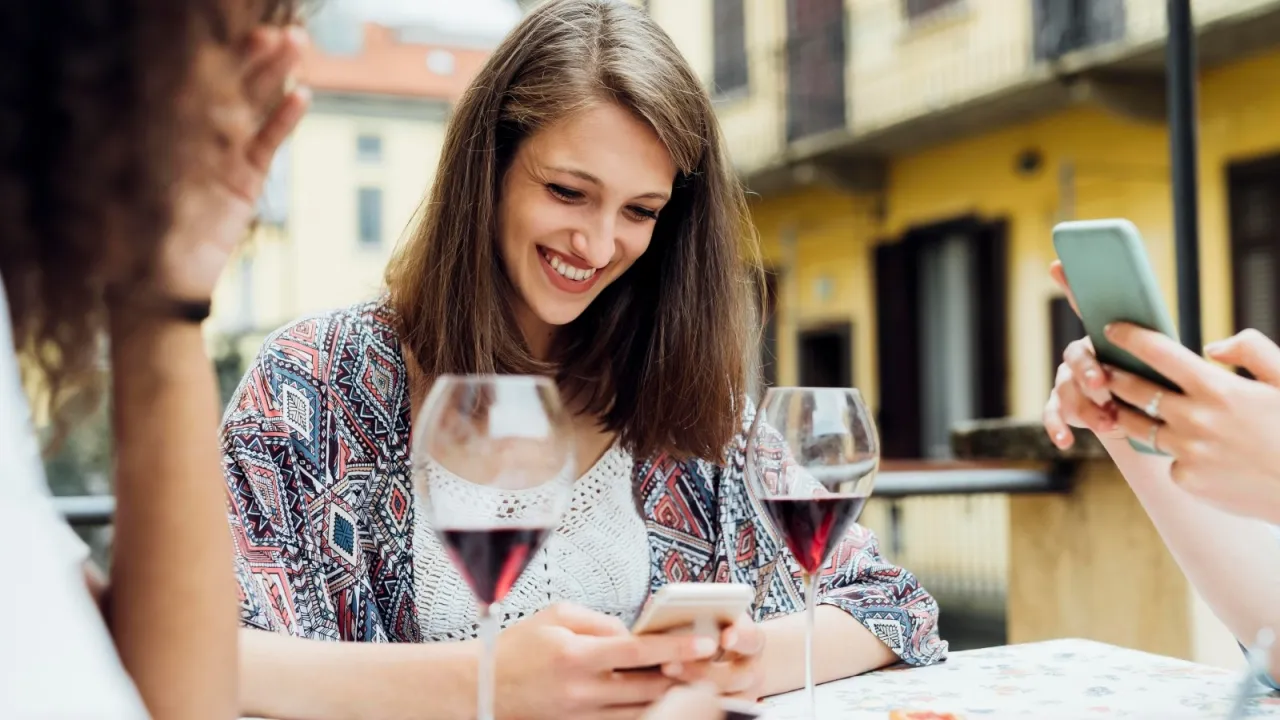 Person sucht auf Smartphone nach Restaurant in der Nähe