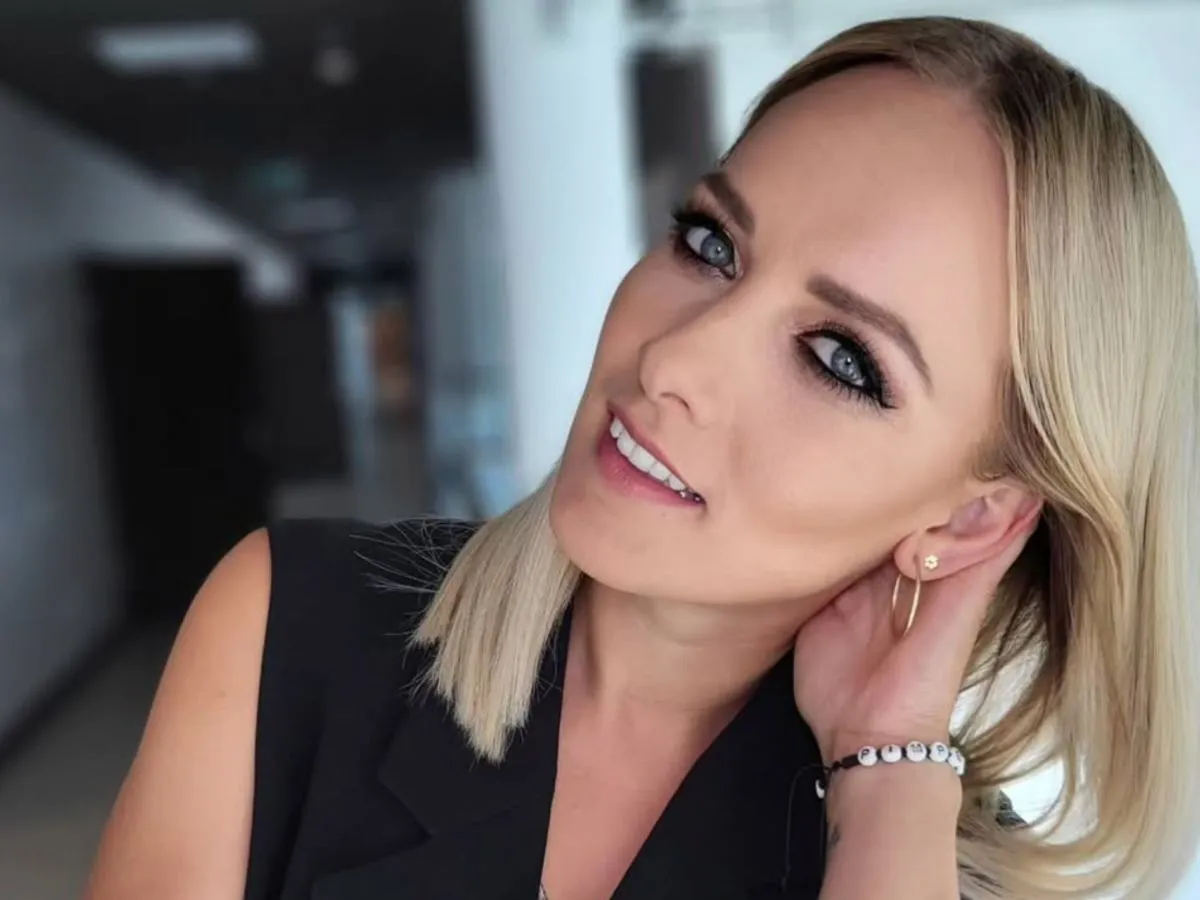 Aleksandra Radwan, uśmiechnięta, z niebieskimi oczami i blond włosami, w czarnej kamizelce. Czy to ona w 