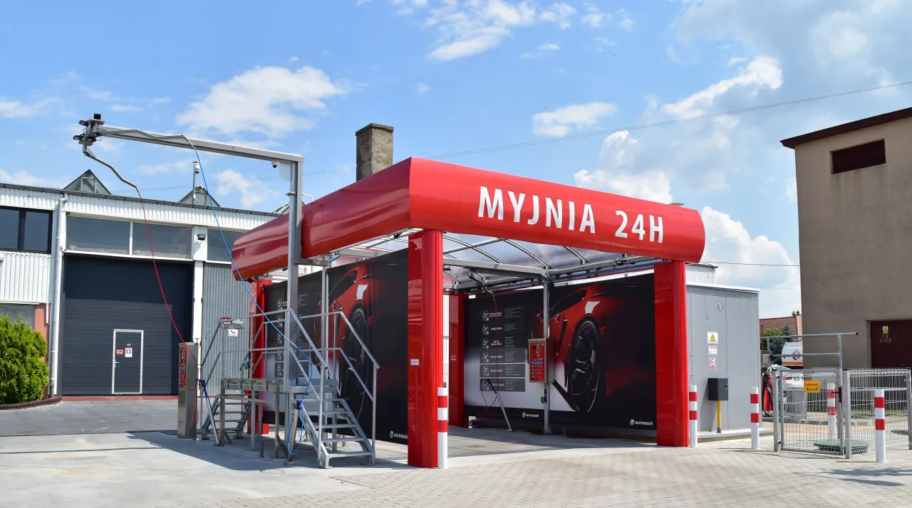 myjnia samoobsługowa z odkurzaczem i terminalem płatniczym