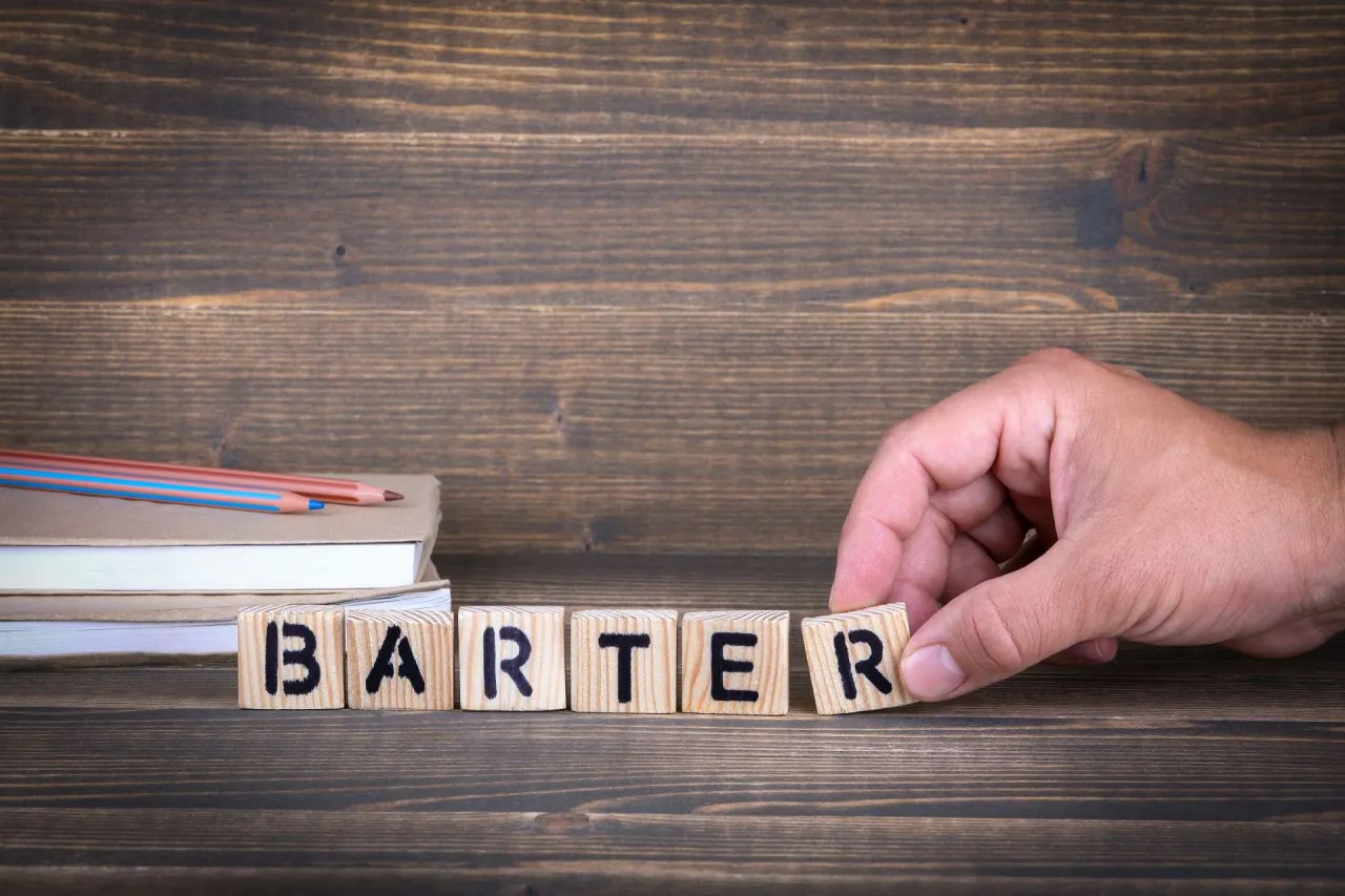 Drewniane klocki z literami układają się w słowo 