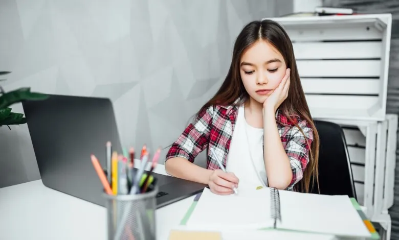 wpływ nauki zdalnej na uczniów, wyzwania edukacji online