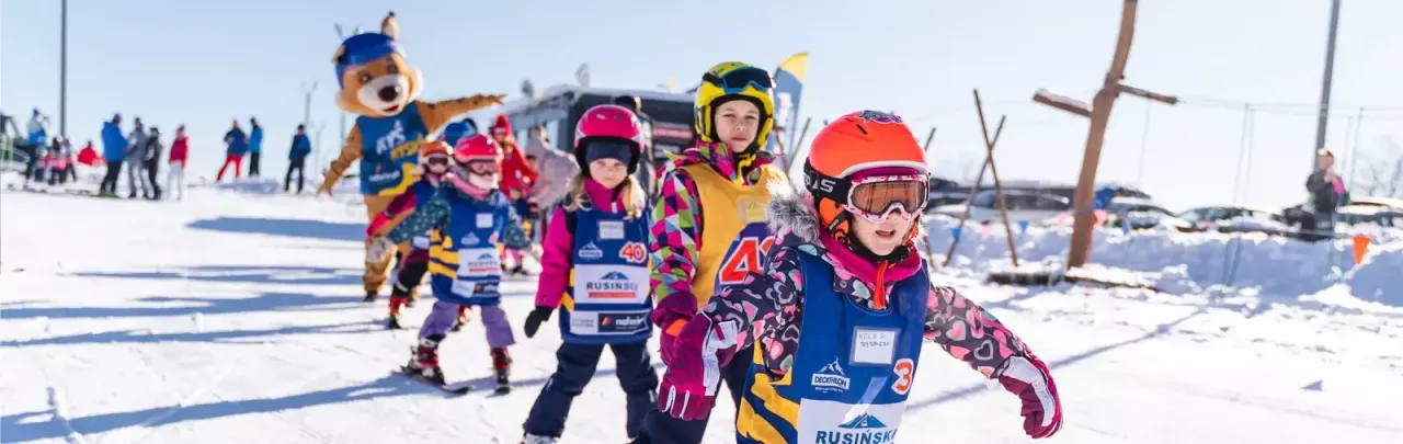 rodzina na nartach z dzieckiem, dzieci w szkółce narciarskiej, łagodne stoki