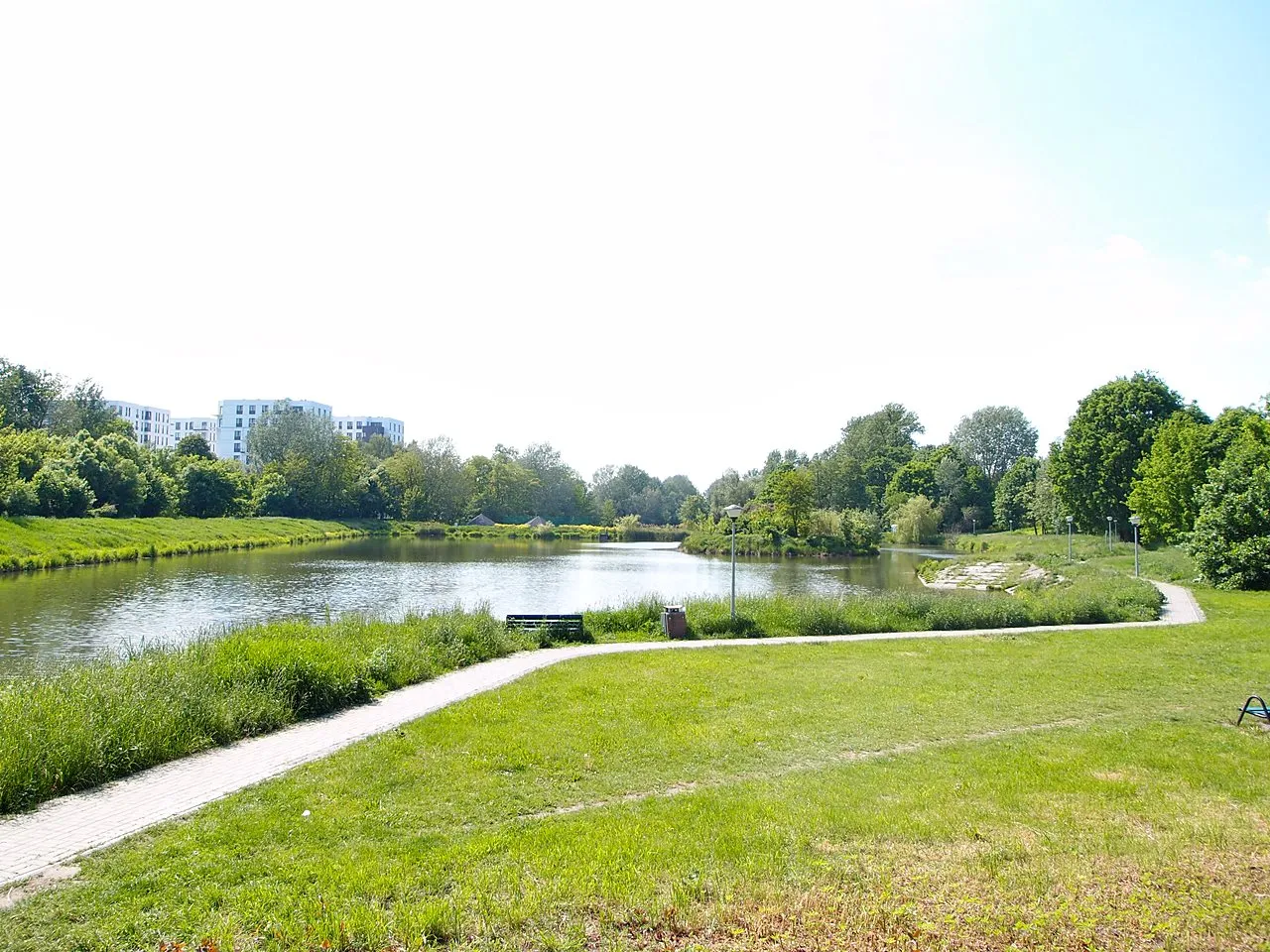 Zrewitalizowana rzeka Sokoł&oacute;wka w Łodzi, park