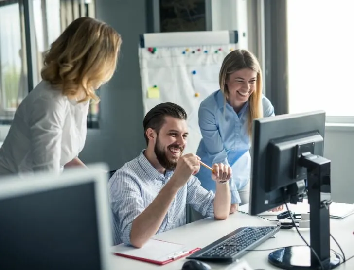 student na praktykach biurowych