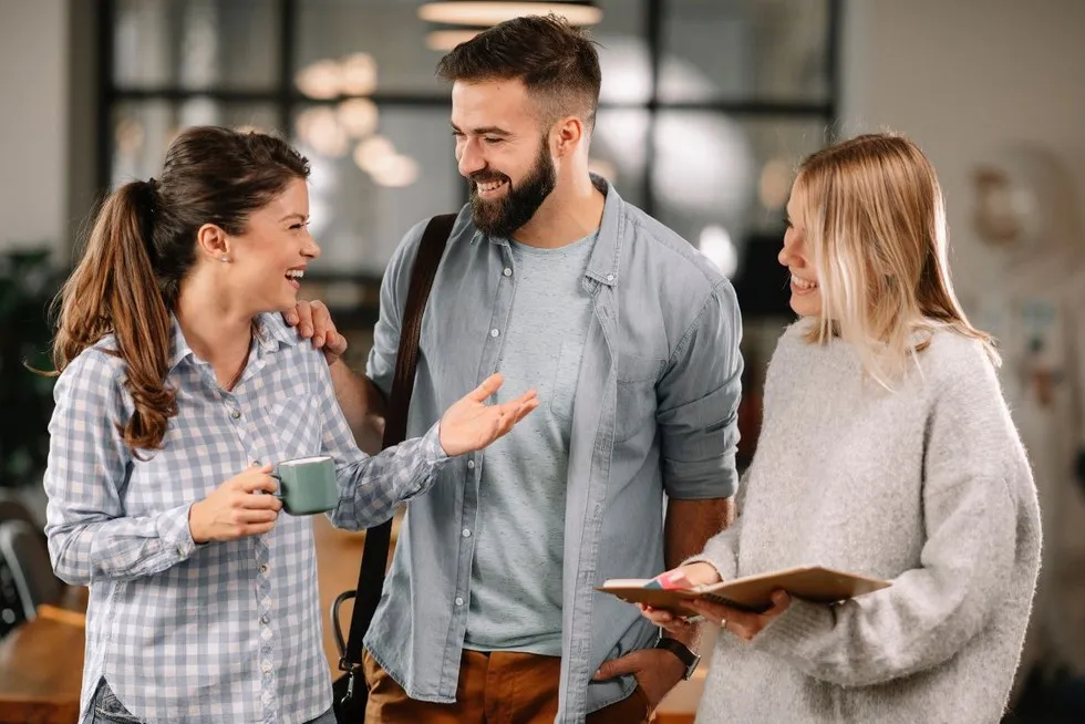 ludzie śmieją się i rozmawiają, zabawna rozmowa, kreatywne pytania
