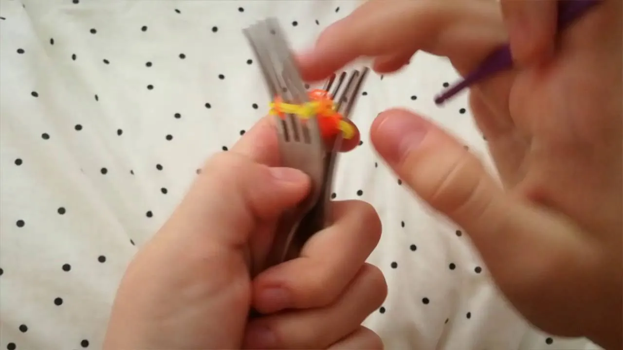 Bransoletka z gumek na widelcu instrukcja