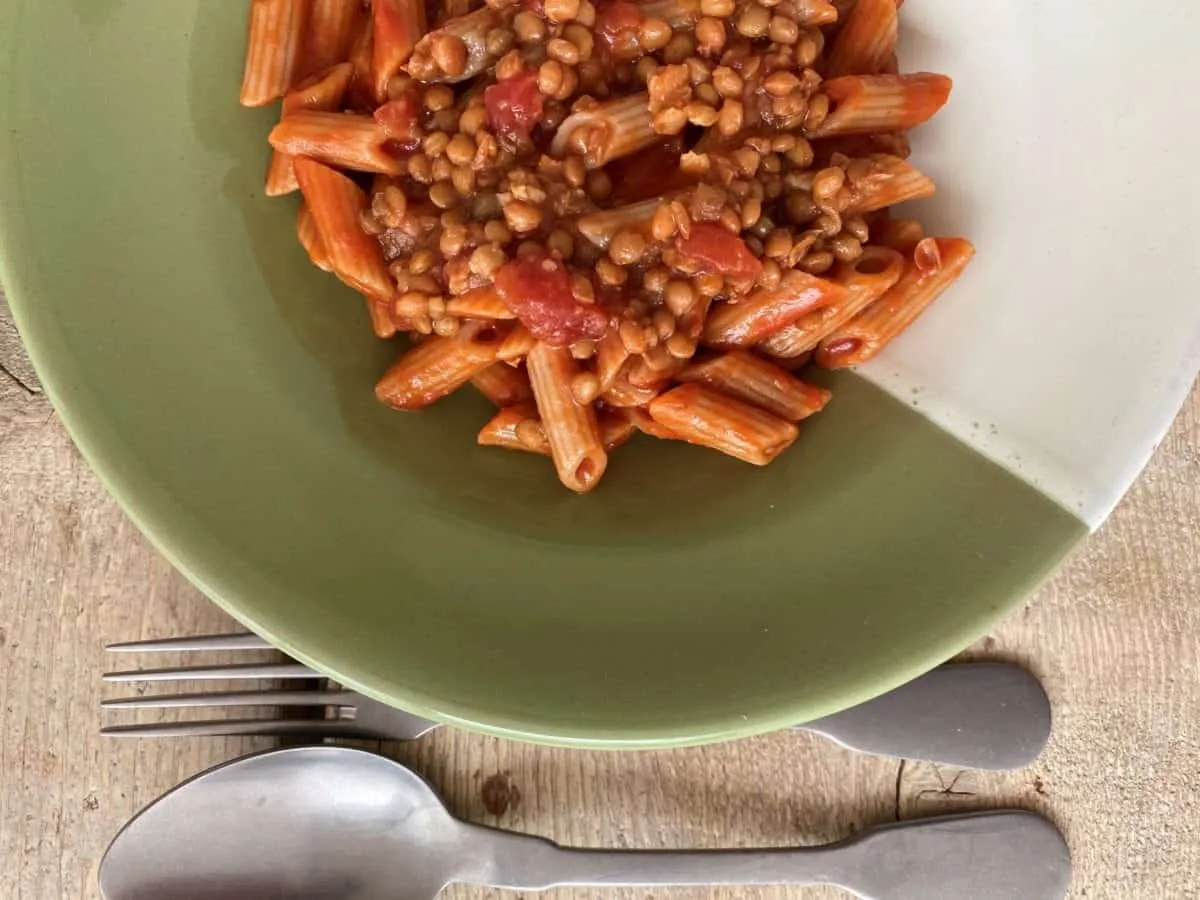 pasta e lenticchie impiattata con guarnizioni