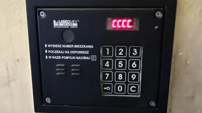 ręka wpisująca kod do domofonu cyfrowego