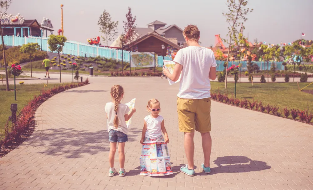 Rodzina z dziećmi w parku rozrywki Energylandia