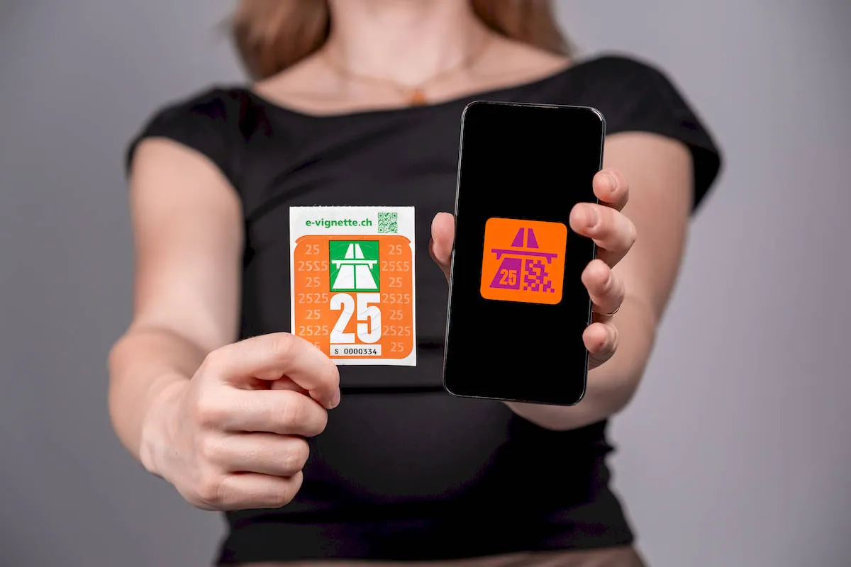 Elektroniczna winieta na przejazd przez Szwajcarię na telefonie i naklejka.